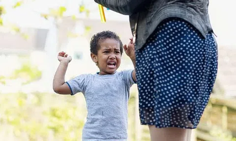 Trấn áp cơn giận của con, bố mẹ vô tình gieo mầm xấu